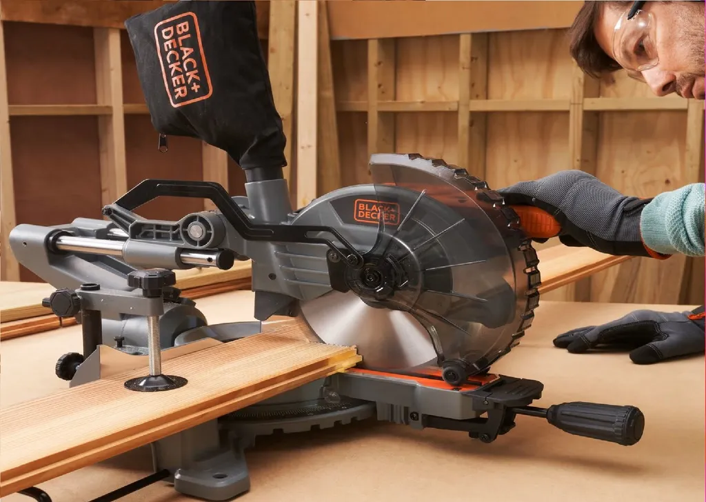 Black & Decker Scie à onglet à traction 1600W radiale - Modèle BES700