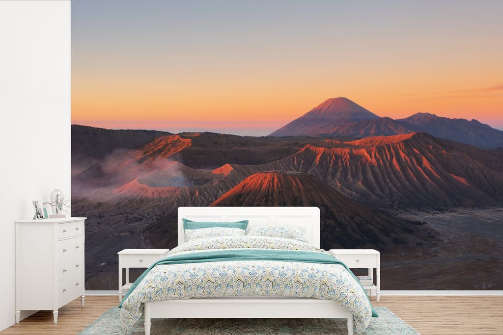 MuchoWow Fototapete für Wohnzimmer oder Schlafzimmer Wandtapete Vinyl Motivtapete Oranger Himmel über dem Bromo-Tengger-Semeru-Nationalpark auf...