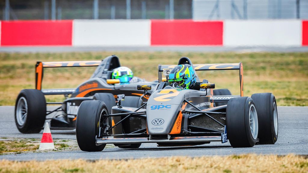 Jochen Schweizer Formel Masters am Spreewaldring (5 Rdn.); Erlebnis verschenken oder selbst erleben; Gutschein gültig für 1 Person Zuschauer mög...