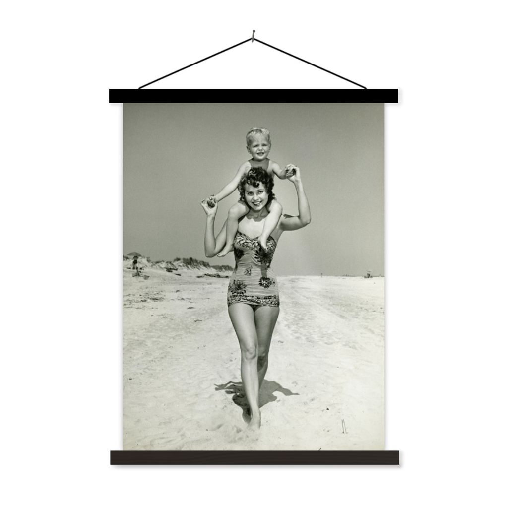MuchoWow Textilposter Vintage-Porträt einer Mutter und ihres Sohnes im Urlaub in Schwarz-Weiß 40x53 cm mit schwarzem Rahmen - Abbildung