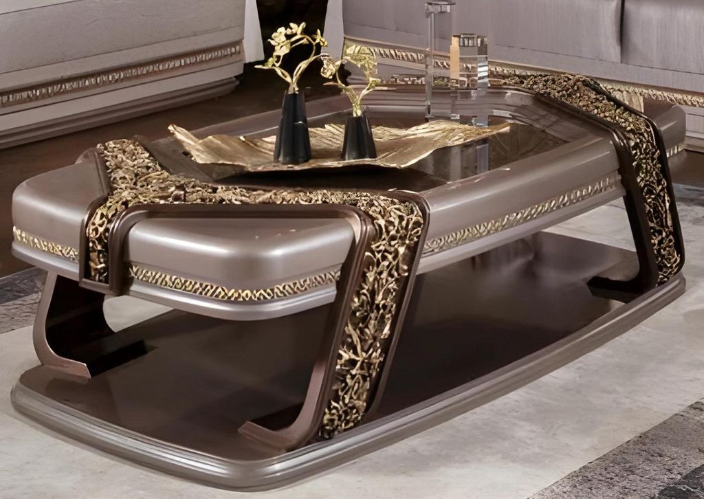 Stilvoller Couchtisch mit goldenen Akzenten und einzigartigem Design