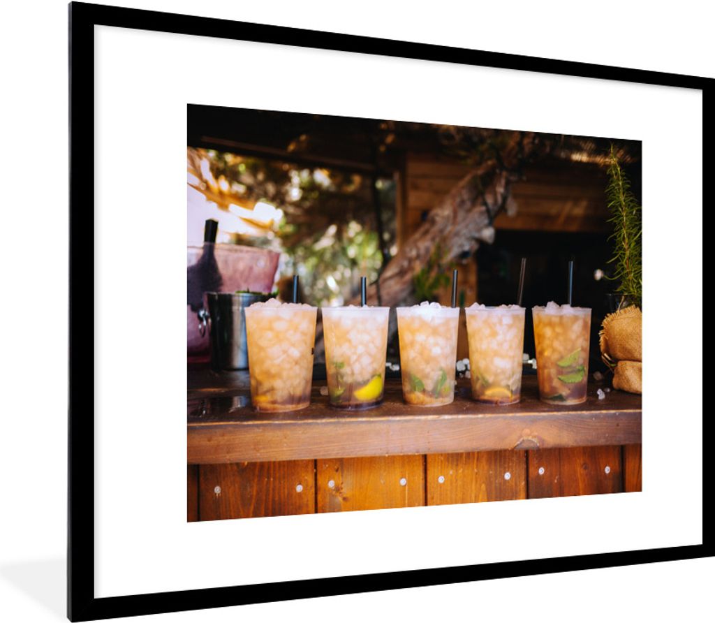 MuchoWow Gerahmtes Poster Magische Cocktails an einer Holzbar 80x60 cm - Poster mit Schwarzem Bilderrahmen Wandposter Rahmen Foto Bilder - Schlaf...