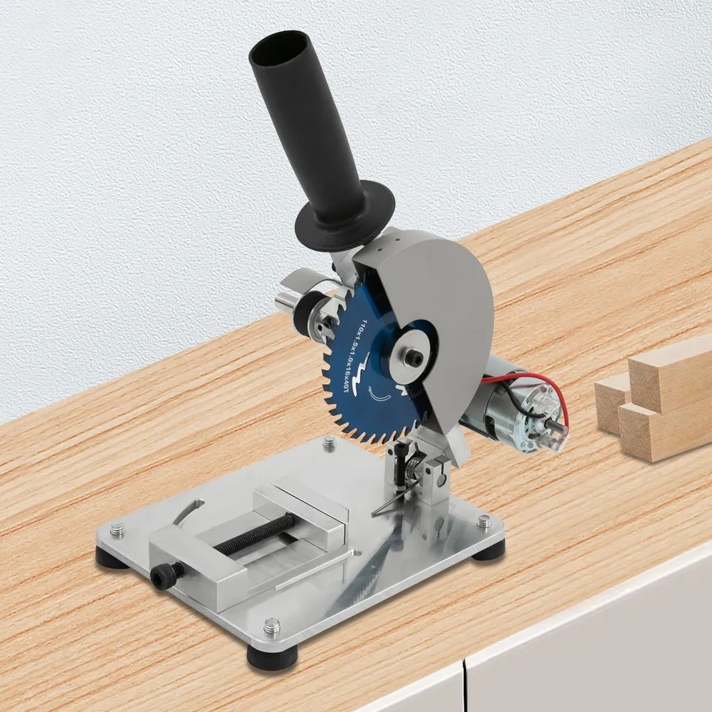 Coupe nette sans effort : Scie circulaire à table argentée et durable - 4