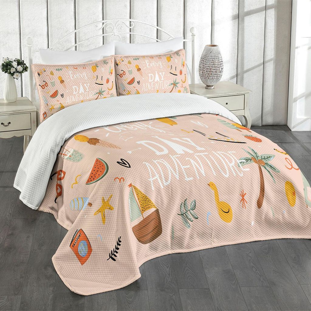 ABAKUHAUS summer Adventure Tagesdecke Set, Cartoon und Wording Bikini Palm Banana Eis am Stiel Cocktail, 264 x 220 cm, Blasse Pfirsich Mehrfarbig