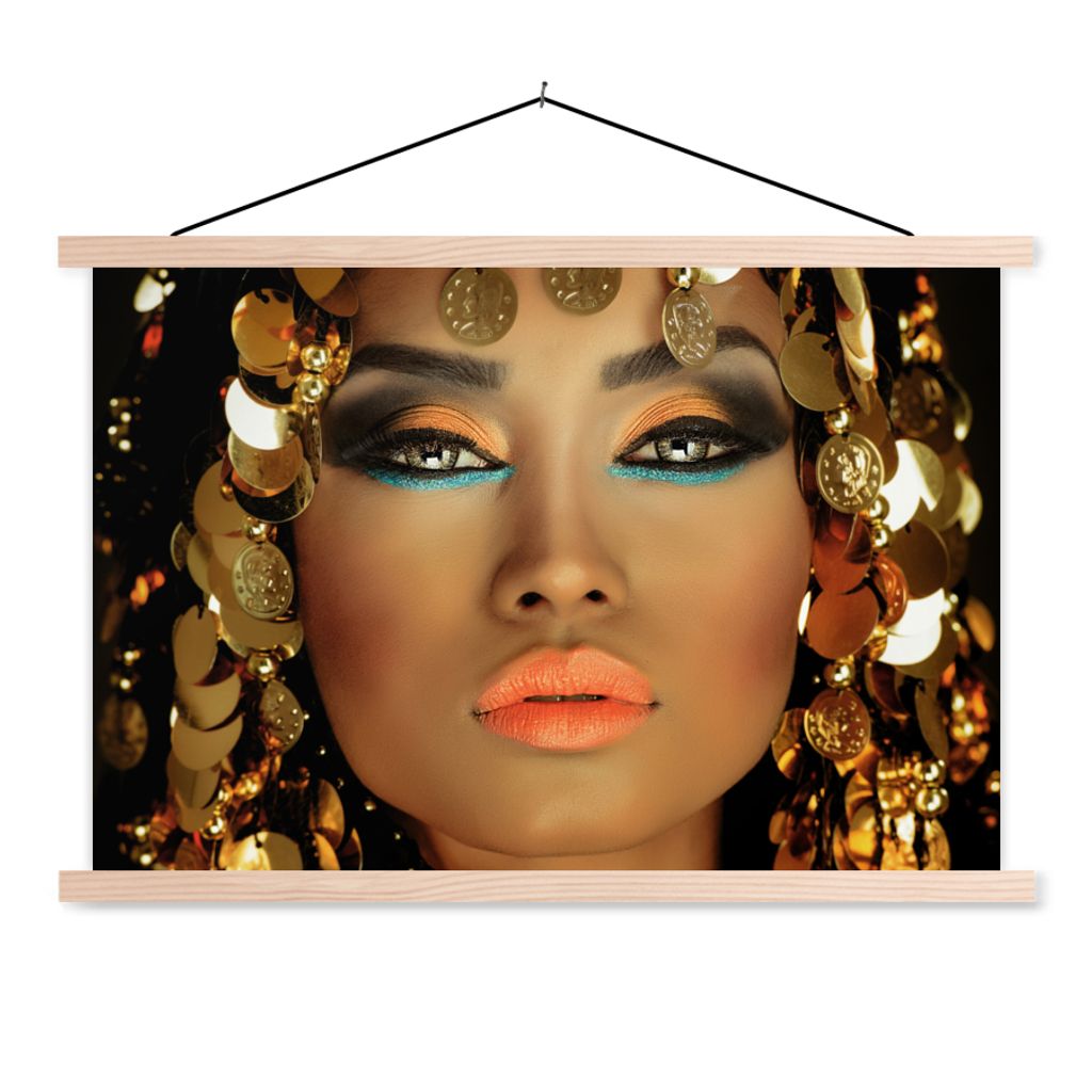 MuchoWow Textilposter Frau - Kleopatra - Gold - Schmuck - Make-up - Luxus 120x80 cm mit holzfarbenen Rahmen - Aufhängeset