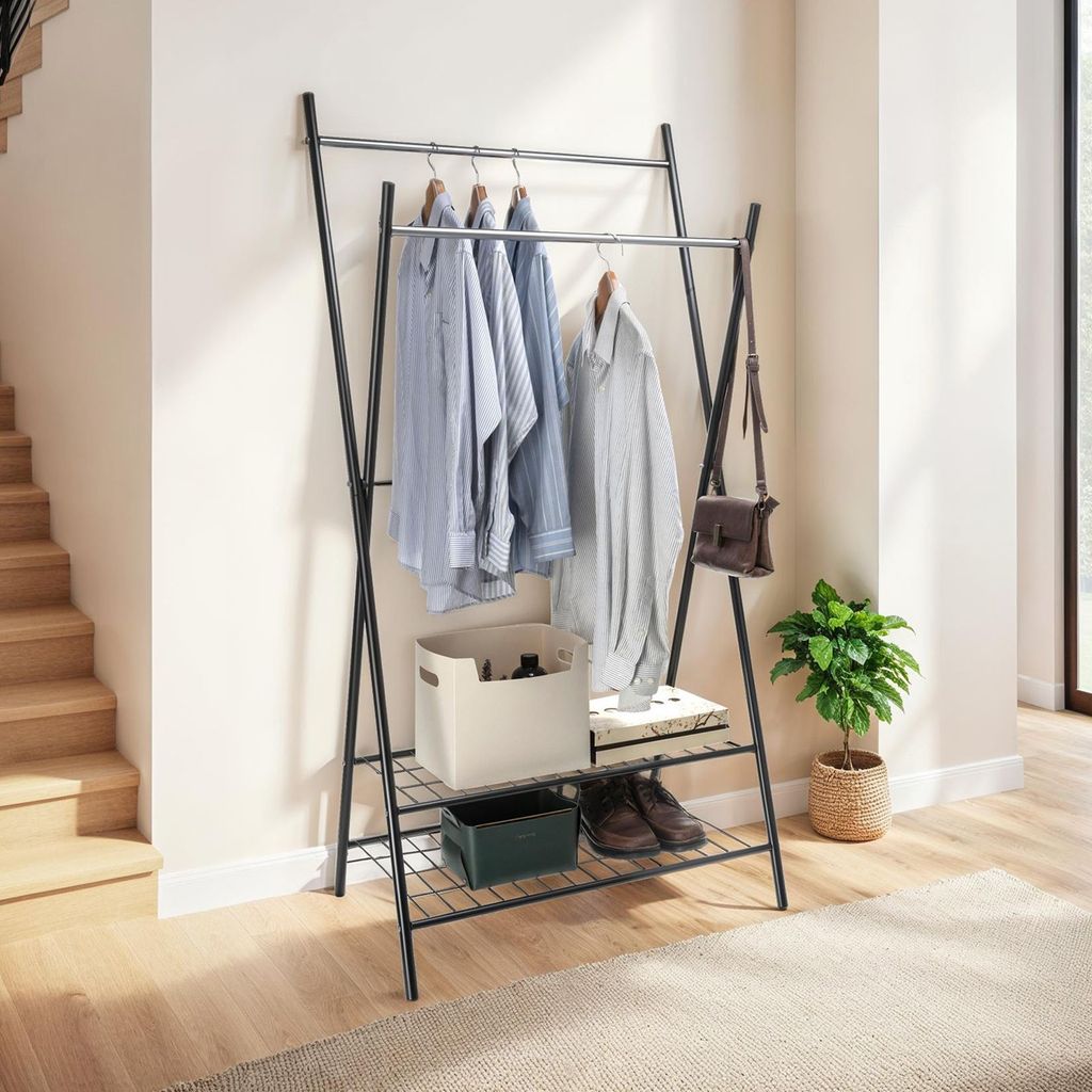 Garderobenständer RUBY mit Schuhablage, chrom/schwarz - Kleiderständer aus Metall, Standgarderobe mit 2 Ablagen, Flurgarderobe modern, offener Kl...