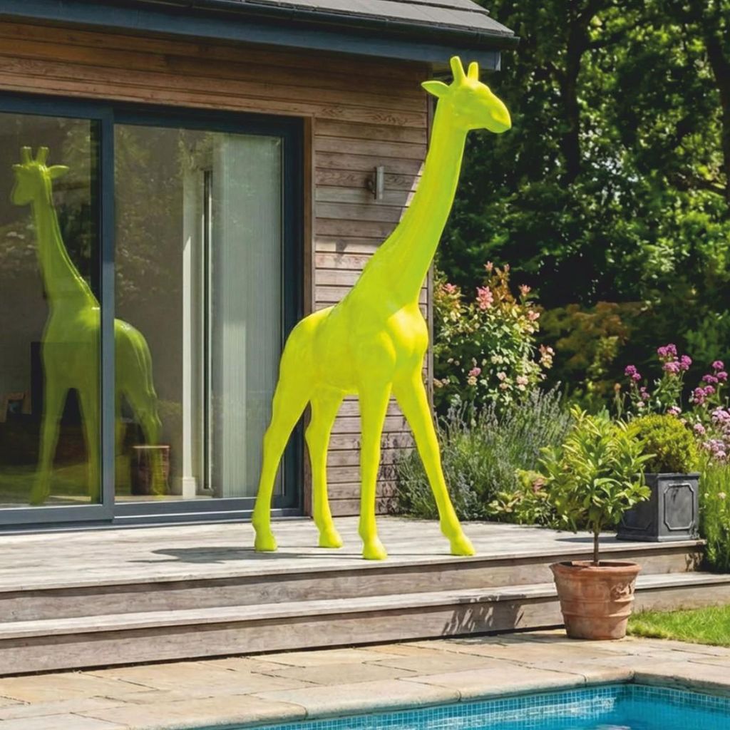 Casa Padrino XXL Deko Skulptur Giraffe Neongelb H. 230 cm - Riesige Garten Deko Figur