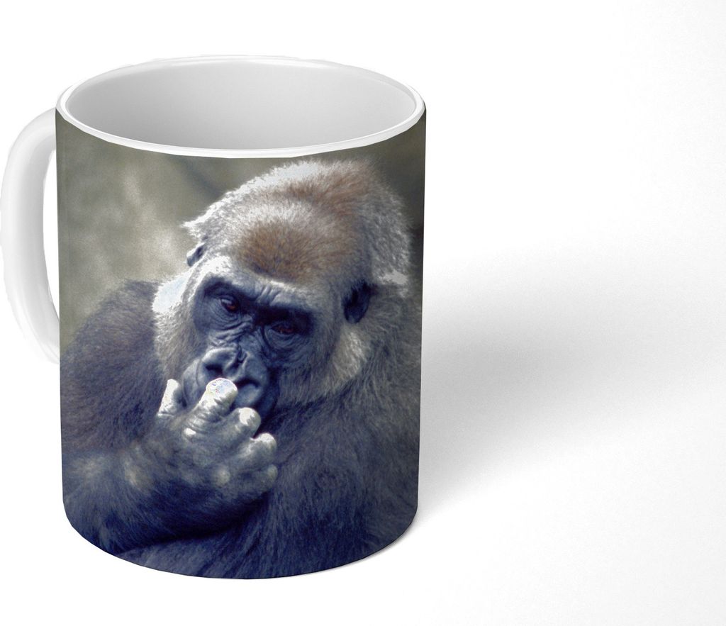MuchoWow Tasse Kaffeetasse Kaffeebecher 350 ml Niedlicher Gorilla kratzt sich an der Nase Teetasse - Fototasse - Becher - Keramikbecher - Teebech...