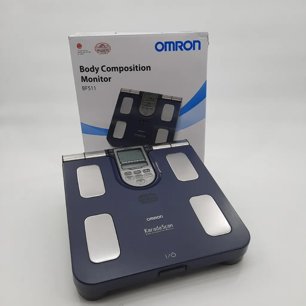 Bilancia Elettronica Omron BF511: Design Quadrato e Precisione Blu - 27
