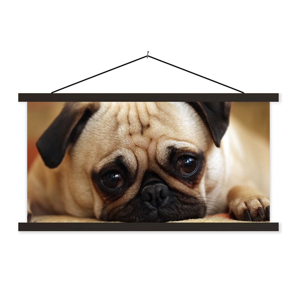 MuchoWow Textilposter Eine Nahaufnahme eines traurigen Mops-Welpen 60x30 cm mit schwarzem Rahmen - Textilien