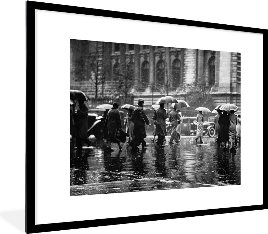 MuchoWow MuchoWow Gerahmtes Poster Menschen auf der Straße im Regen in New York - schwarz und weiß 80x60 cm - Poster mit zchwarzem Bilderrahm...