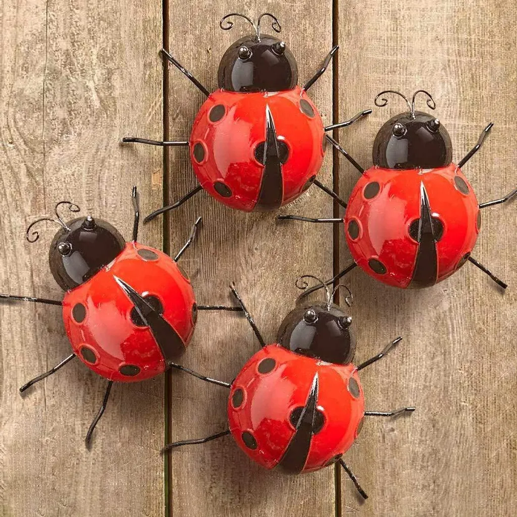 Décorez votre clôture et véranda avec ces 4 coccinelles murales en métal