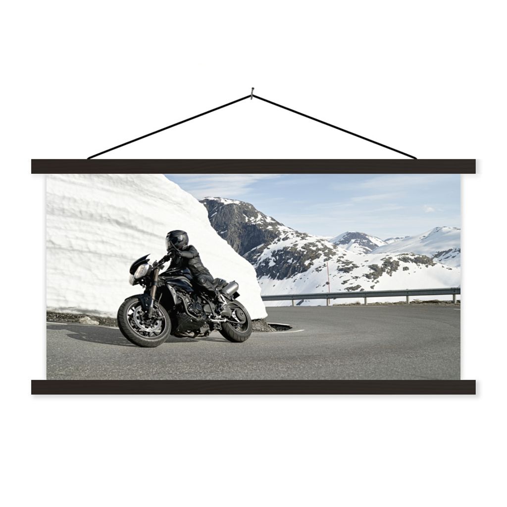 MuchoWow Textilposter Ein Motorrad in den verschneiten Bergen 120x60 cm mit schwarzem Rahmen - Dekoration Schlafzimmer