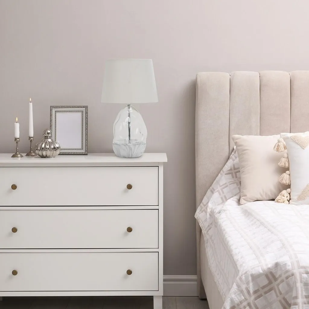 Éclairage d'ambiance doux avec la lampe de table Apolonia E27 en blanc - 5