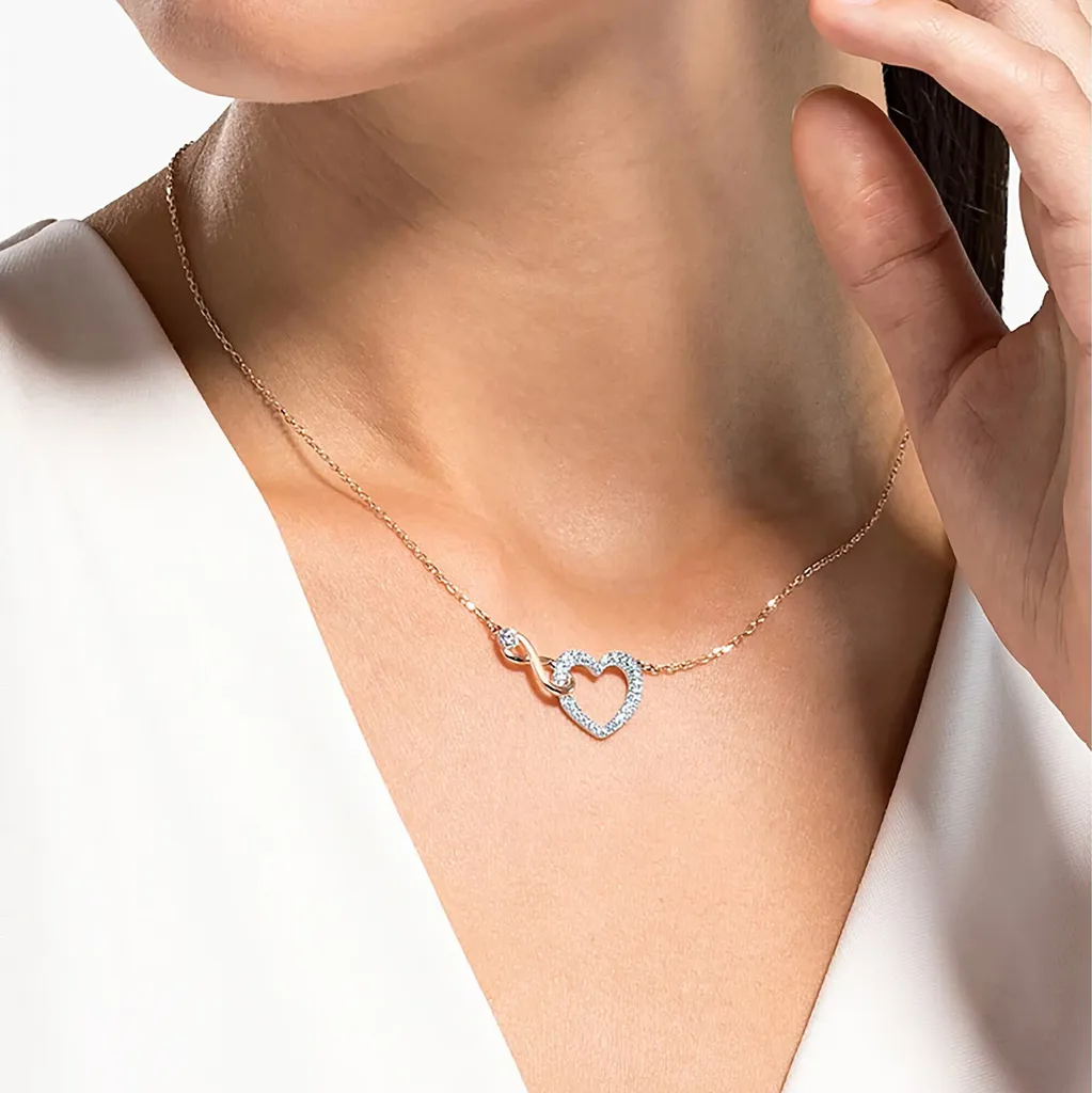 Collier Swarovski Infinity : Ne Ternit Pas et Sublime votre Décolleté