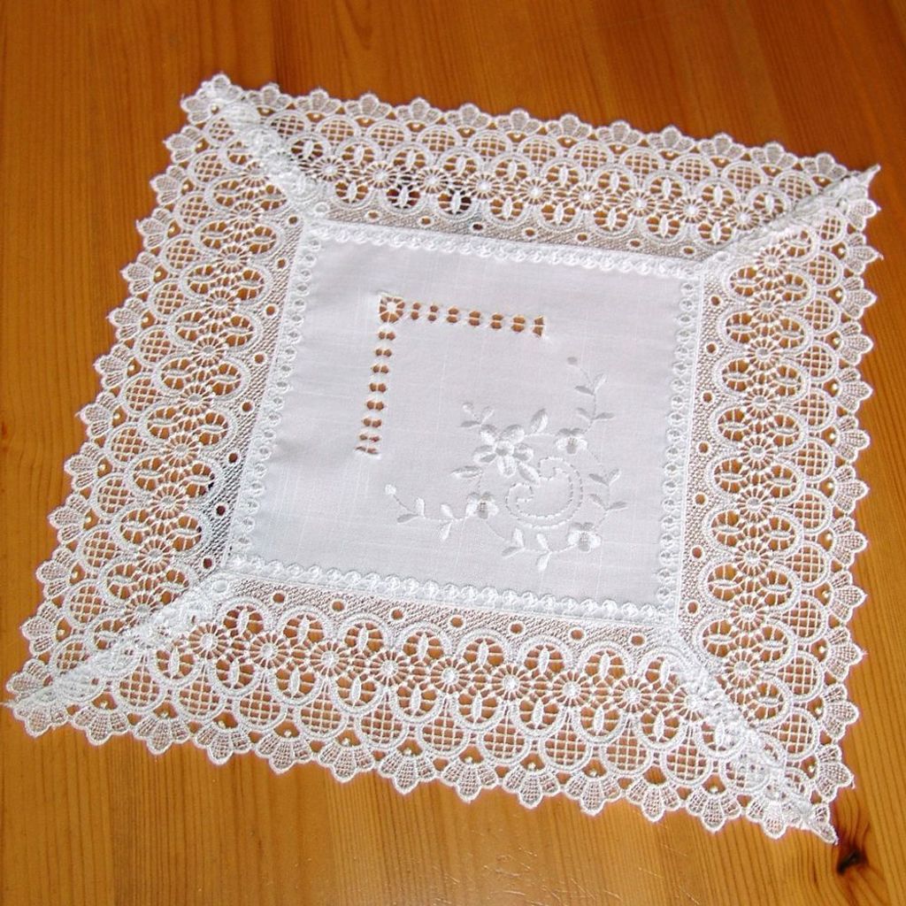 Kleine Mitteldecke CORA Spitze & Stickerei Landhaus-Stil 30x30 cm