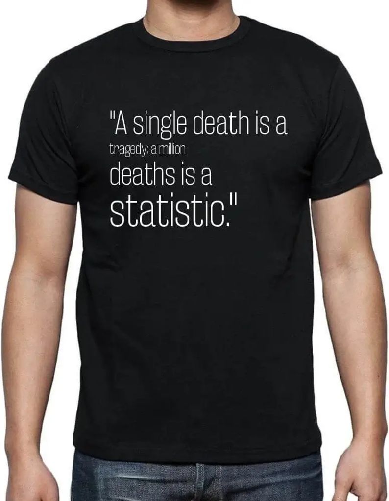 Herren Grafik T-Shirt Ein einziger Todesfall ist eine Tragödie eine Million Todesfälle sind eine Statistik – A Single Death Is A Tragedy: A Mil...