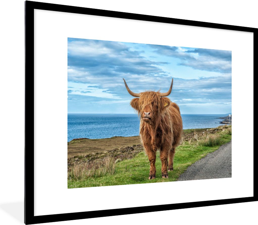 MuchoWow® Gerahmtes Poster Schottischer Highlander - Wasser Produktbild 