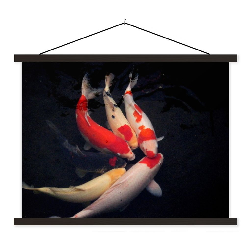 MuchoWow Textilposter Sechs Koi-Karpfen vor einem schwarzen Hintergrund 40x30 cm mit schwarzem Rahmen - Dekorationen