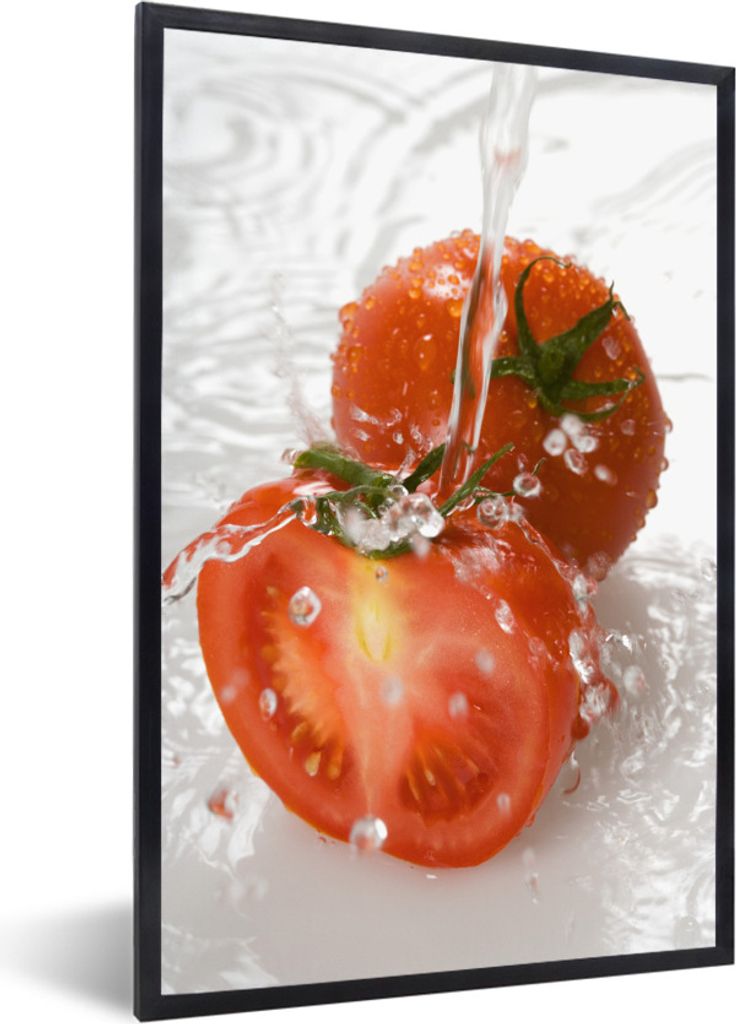 MuchoWow MuchoWow Gerahmtes Poster Tomate - Wasser - Waschen 60x90 cm - Poster mit zchwarzem Bilderrahmen - Kunst