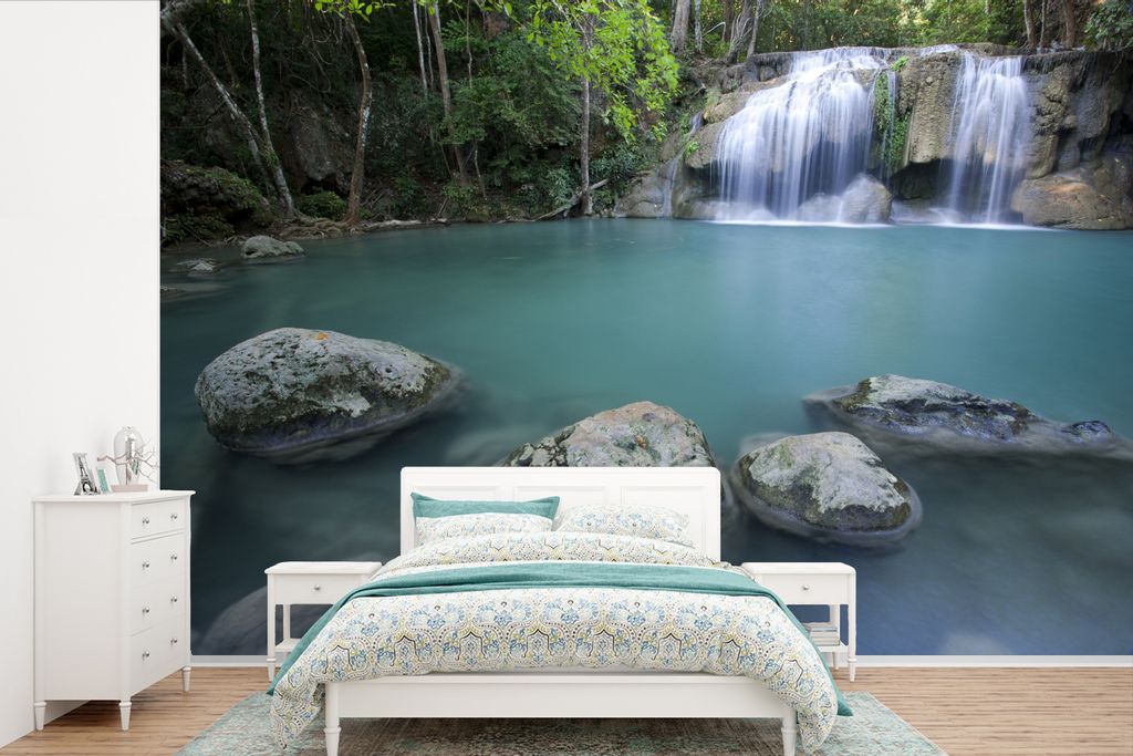 MuchoWow Fototapete für Wohnzimmer oder Schlafzimmer Wandtapete Vinyl Motivtapete Ein thailändischer Wasserfall an den Felsen im Erawan-Nationa...