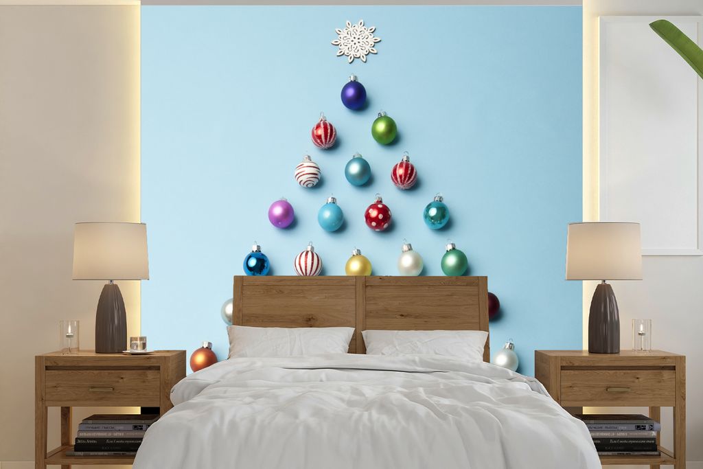 MuchoWow Fototapete für Wohnzimmer oder Schlafzimmer Wandtapete Vinyl Motivtapete Ein Weihnachtsbaum aus Kugeln auf hellblauem Hintergrund - 280...