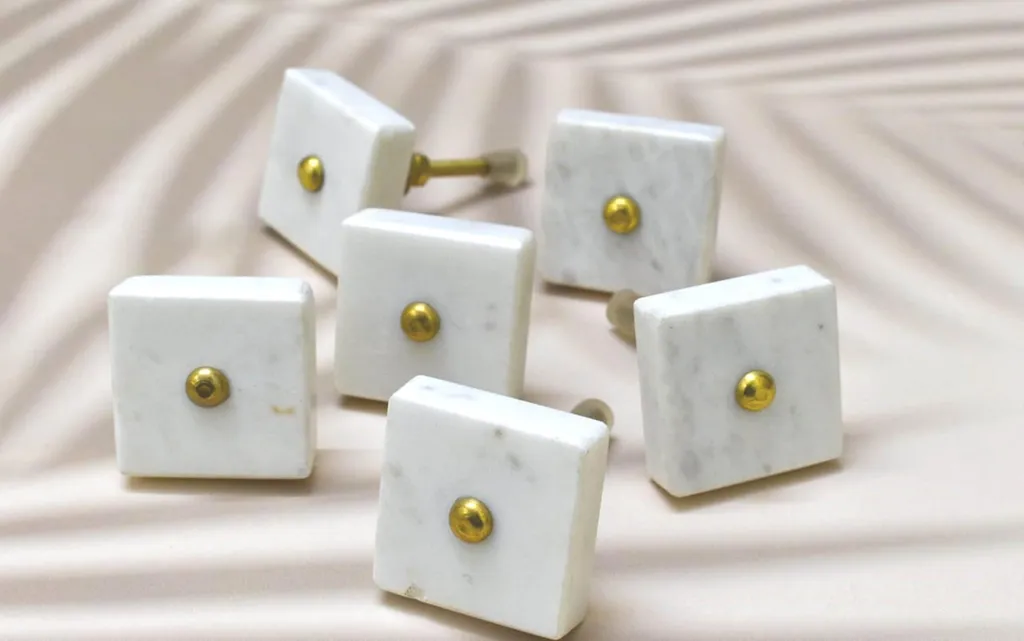 Bouton de tiroir en marbre naturel blanc et laiton brossé, design carré
