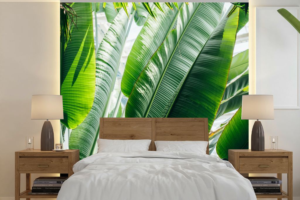 MuchoWow Fototapete für Wohnzimmer oder Schlafzimmer Wandtapete Vinyl Motivtapete Sonnenstrahlen leuchten auf Palmenblättern in einem botanisch...