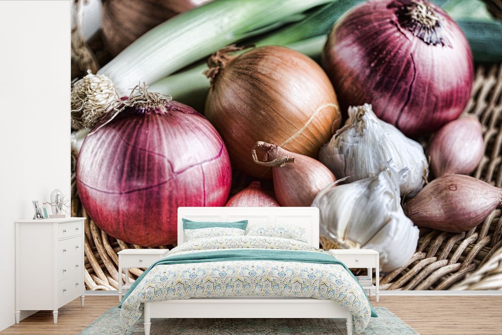 MuchoWow Fototapete für Wohnzimmer oder Schlafzimmer Wandtapete Vinyl Motivtapete Verschiedenfarbige Zwiebeln mit Knoblauch in einem Korb - 330x...