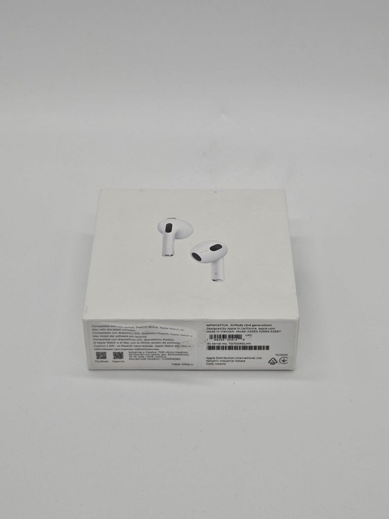 Apple AirPods 3rd Gen. with Lightning Charging Case - White Produktbild 