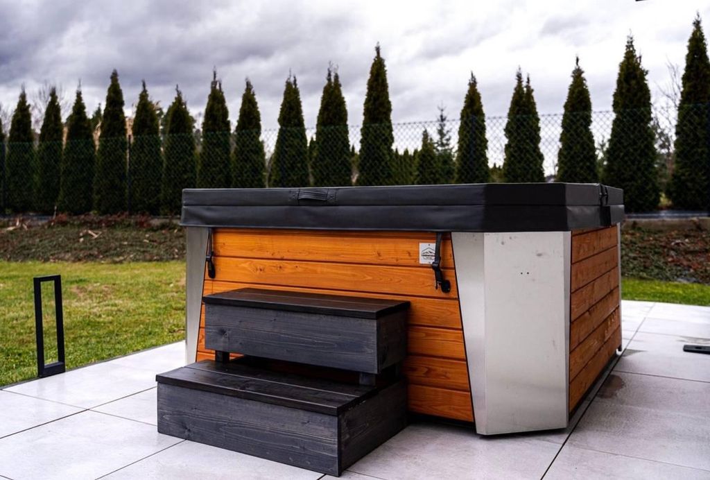 GardenAndPoolsCom Badefass Hot Tub Badetonne Badezuber SPA SANO 194 x 201 cm Filtersystem 20 Düsen 2 Liegen