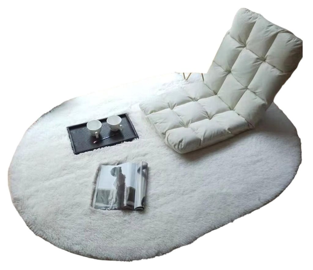 Weißer flauschiger ovaler Teppich mit einem weißen Bodenstuhl, einem schwarzen Tablett mit zwei weißen Tassen und einer aufgeschlagenen Zeitschrift