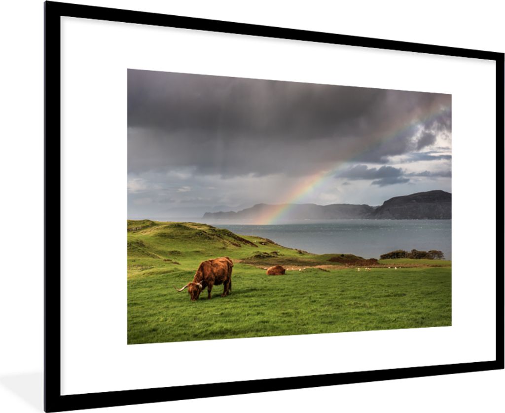 MuchoWow MuchoWow Gerahmtes Poster Schottische Hochlandrind - Gras - Wolken 90x60 cm - Poster mit zchwarzem Bilderrahmen - Wanddekoration - Fotos