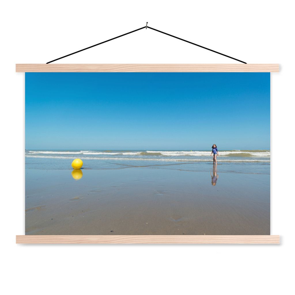 MuchoWow Textilposter Nordsee - Strandball - Gelb 60x40 cm mit holzfarbenen Rahmen - Bilder