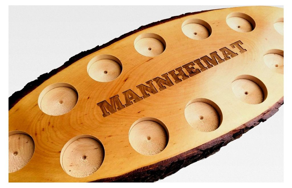 Schnapsglasträger auf Rindenbrett mit individueller Gravur | Anzahl der Fräsungen und passende Gläser wählbar | persönliche Gravur (Text + Motiv)