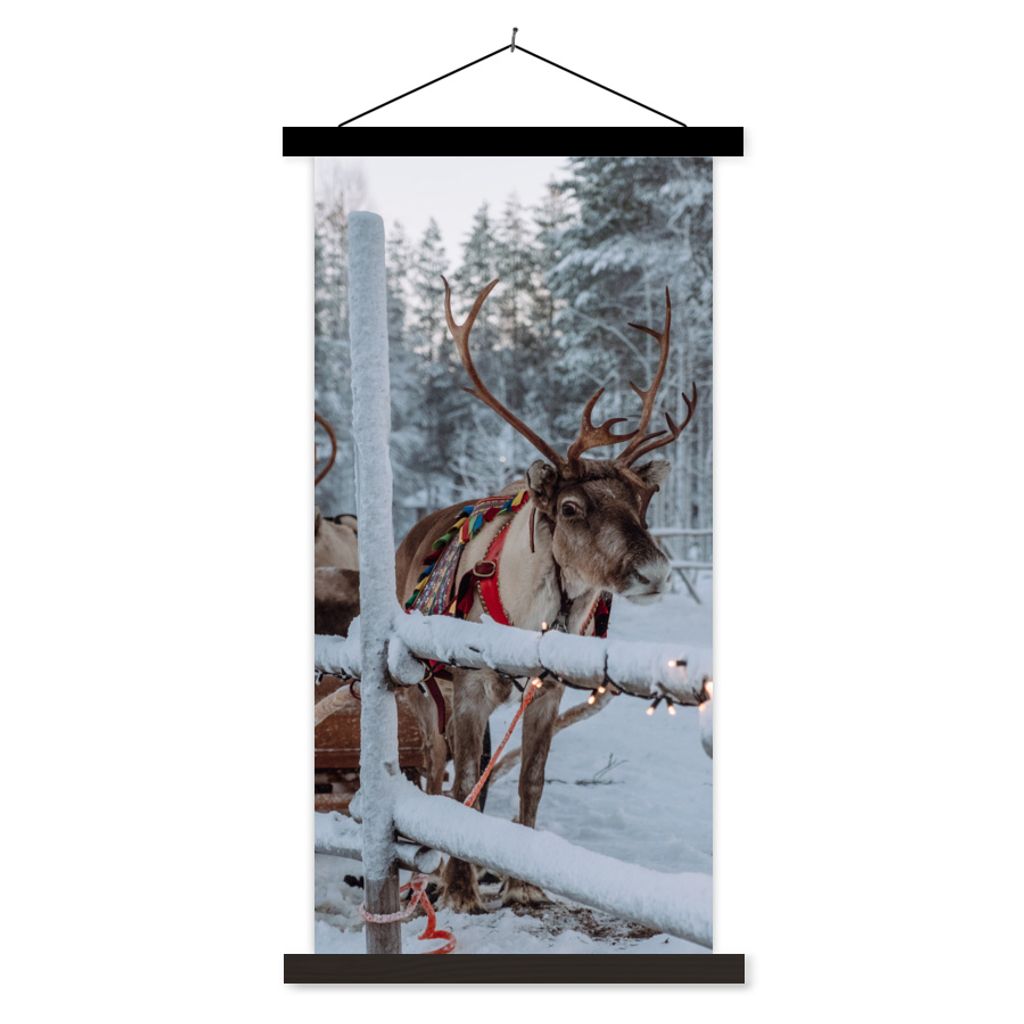 MuchoWow Textilposter Ein Rentier im Weihnachtsmanndorf in Finnland 40x80 cm mit schwarzem Rahmen - Wandemalerei