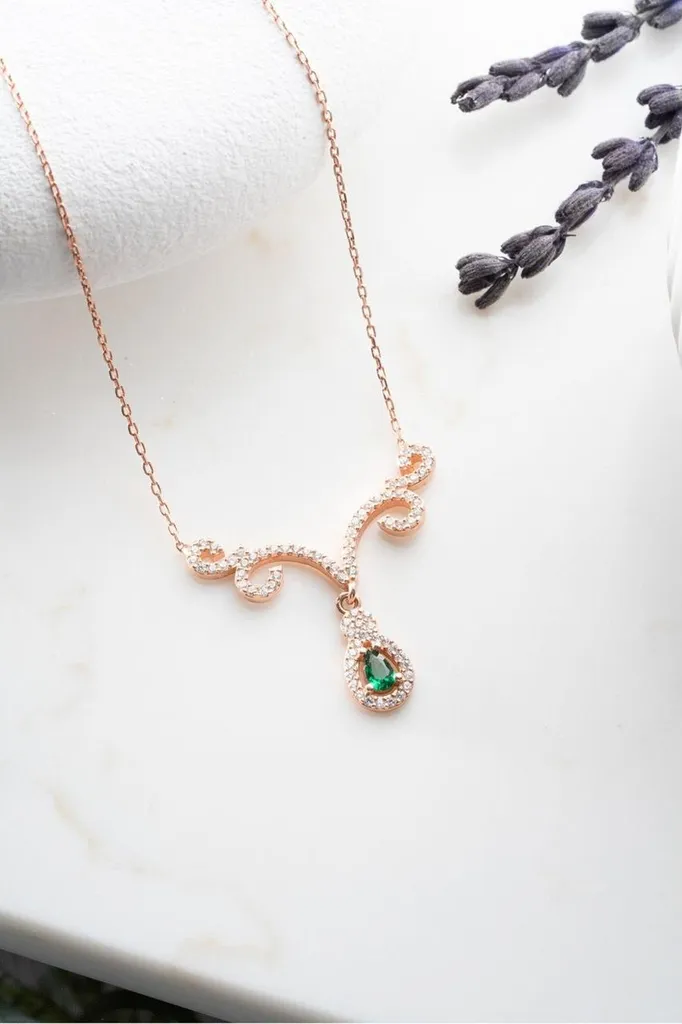 Collier en argent rose et zircone verte à motif oriental élégant