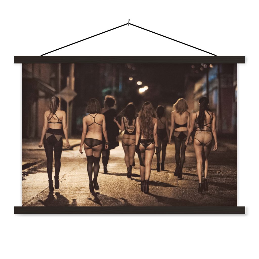 MuchoWow Textilposter Frauen - Unterwäsche - Abend - Straße 150x100 cm mit schwarzem Rahmen - Schlafzimmer