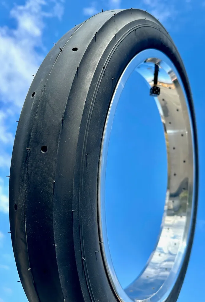 Pneu Dragster 20 x 3.0 noir idéal pour la restauration de vélos anciens
