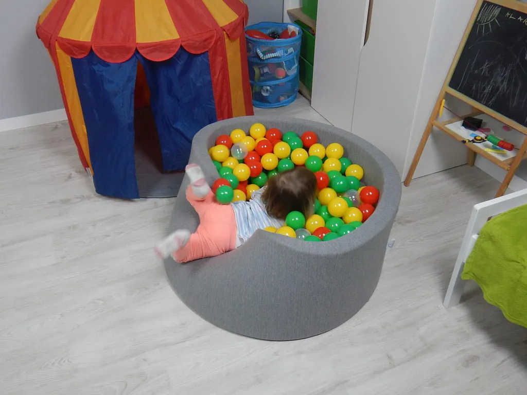 Design e Gioco: Scala in Schiuma Grigio per Camera Bambini Moderna - 10