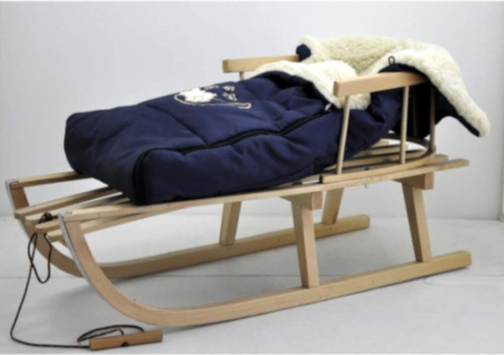 Holzschlitten Kinderschlitten aus Buchenholz Rückenlehne inkl. Zugseil + Winterfußsack Schlittensack 40 x 90 cm Fußsack Schlitten Metallkufen Du...