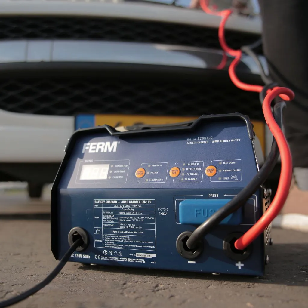 Chargeur batterie 12A haute performance FERM BCM1020 robuste 6V/12V