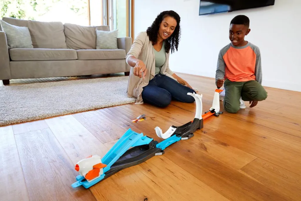 Hot Wheels Lancement de Fusée avec Cascade Transformable et Circuit 3en1 - 12