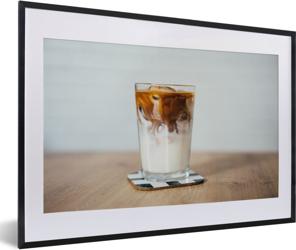 MuchoWow Gerahmtes Poster Eine Tasse Eiskaffee auf einem Holztisch 60x40 cm - Poster mit Schwarzem Bilderrahmen Wandposter Rahmen Foto Bilder - S...