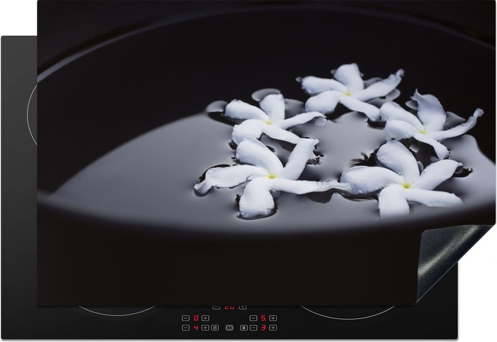 KitchenYeah Herdabdeckplatte Schwarz-Weiß-Fotografie von Plumeria-Blüten in einem Eimer , 78x52cm, Küche Deko, Glaskeramikkochfeld Herdabdecku...