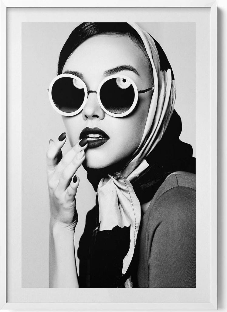 Schwarz-weißes Porträt einer Frau im Glamour-Stil– Wandbild mit Rahmen – Gerahmtes Bild – Wanddekoration – 70x100 cm – Weiß Rahmen