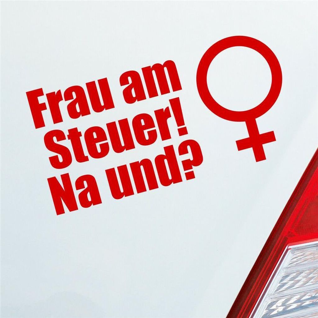 Auto Aufkleber Frau am Steuer! Na und? Girl Sruch 18x9 cm Rot Sticker Heckscheibenaufkleber