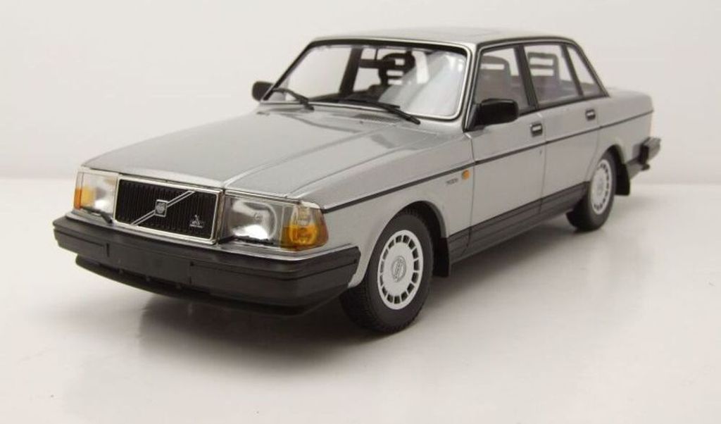 Minichamps 155171408 Volvo 240 GL 1986 silber 1:18