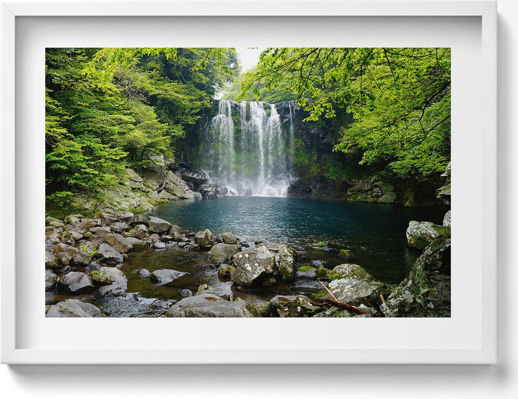 Wasserfall und Fluss inmitten von Bäumen– Wandbild mit Rahmen – Gerahmtes Bild – Wanddekoration – 70x50 cm – Weiß Rahmen