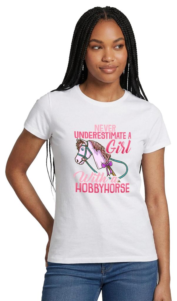 Spreadshirt Never Underestimate A Girl With A Hobbyhorse Frauen T-Shirt, M, Weiß